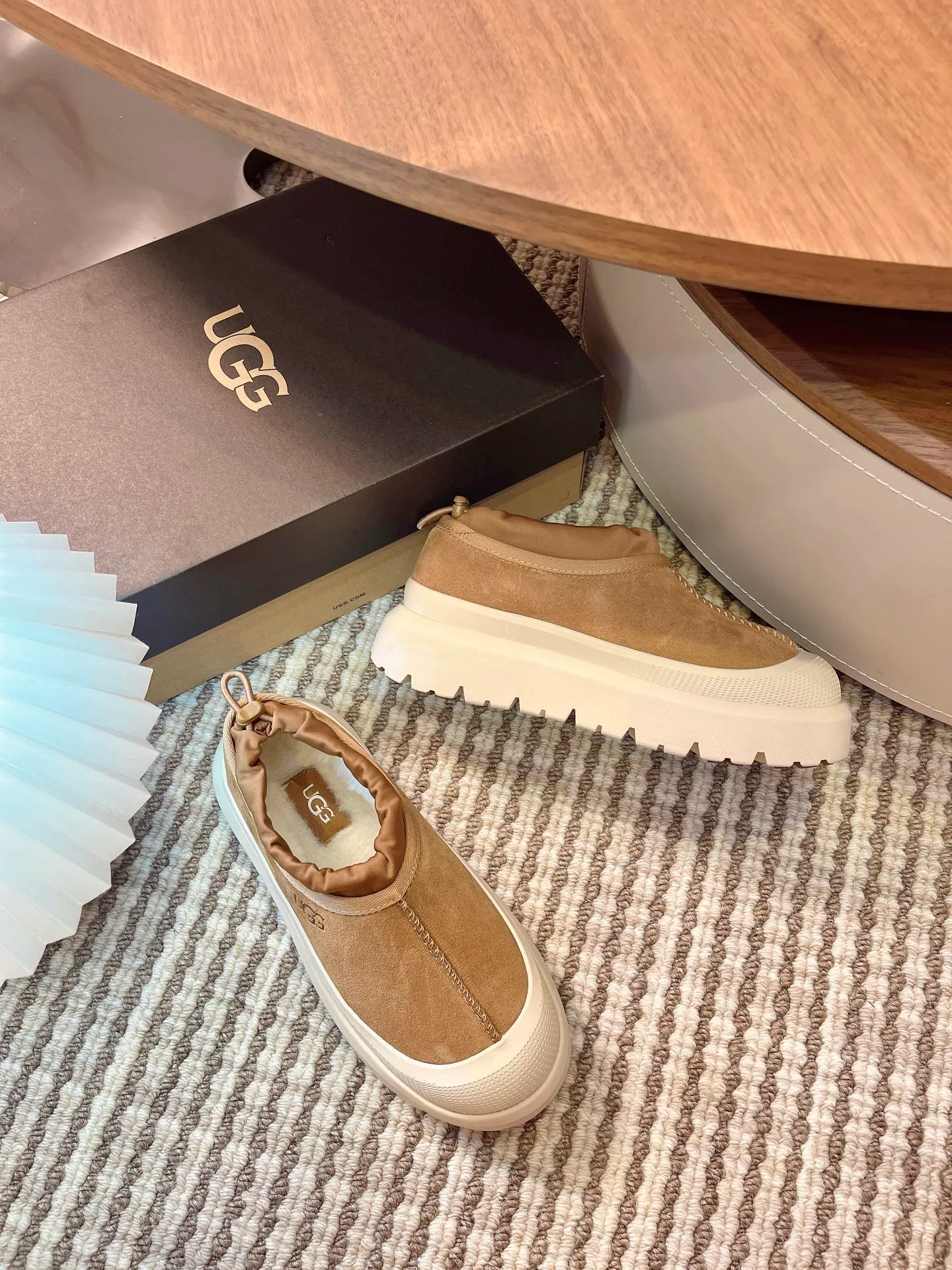 [UGG] P:500💰 Couple shoes Size: 35-44 [Wang Yibo's same style] UGG2025 new winter style Tasman fashion shoes for men and women 1144096 Ugg new fur shoes for autumn and winter, snow boots, same style for men and women ~ Handsome slip-on, lazy shoes, super easy to put on and take off ~ Suede cowhide fabric ~The soles are molded from original soles, not cheap rubber foam, but made of modern material. The characteristics of this material are that it is light, wear-resistant and non-slip. The outsole has a clear logo imprint, which is comparable to that of a store~